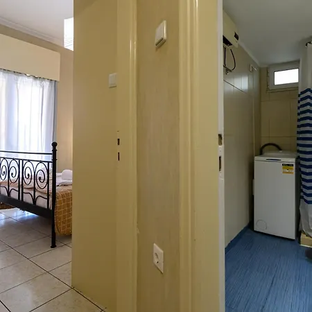 Roubini 52 * Kalamata