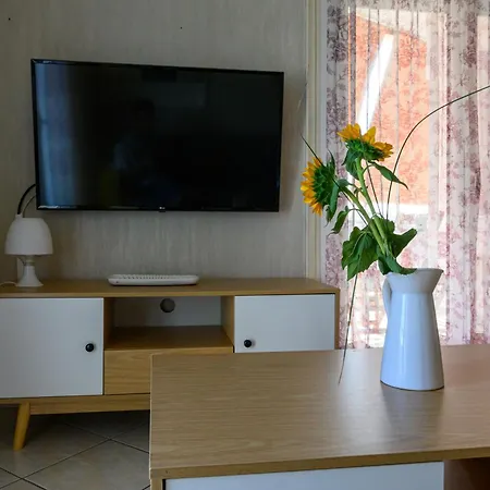 Roubini 52 * Kalamata